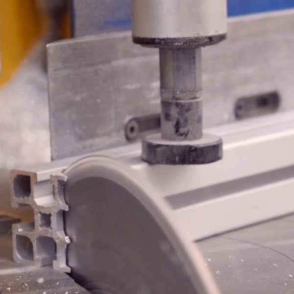 Corte y extrusionado de perfiles de aluminio